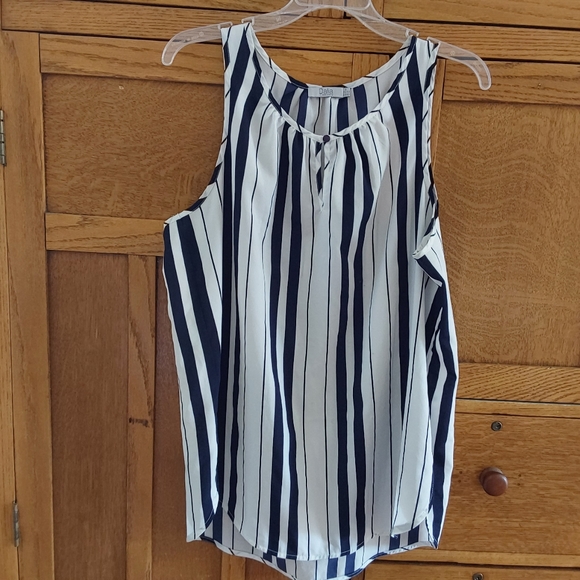 Dalia Tops - Dalia tank with keyhole closure in front. Sz XL. White/Blue Vertical stripe.
